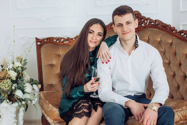 Jovem casal bonito em estúdio — Fotografia de Stock