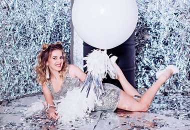 genç kadın partide poz