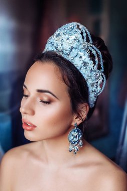 Taç güzel genç kadın