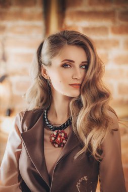 genç kadın stüdyoda poz