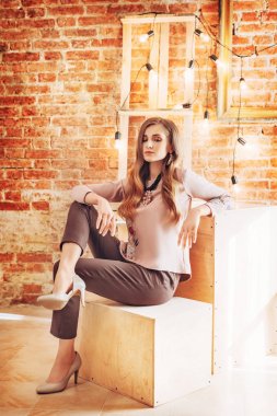 genç kadın stüdyoda poz