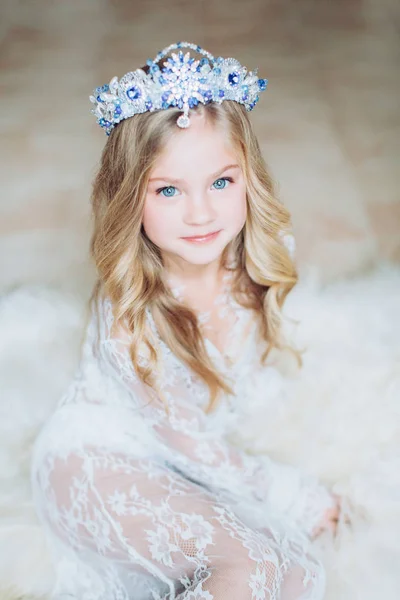 Petite fille dans la chambre à la fête d'anniversaire . — Photo