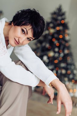 Stüdyoda poz veren güzel kadın.