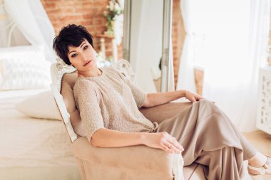 Stüdyoda poz veren güzel kadın.