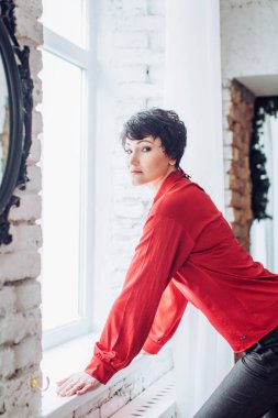 Stüdyoda poz veren güzel kadın.