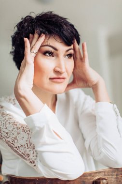 Stüdyoda poz veren güzel kadın.