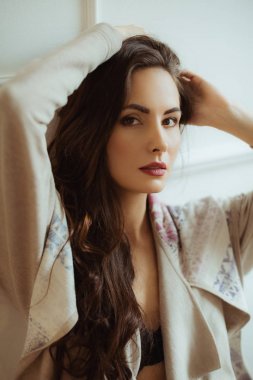 genç kadın stüdyoda poz