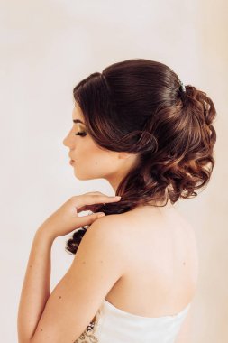 güzel esmer genç kadın   