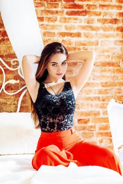 genç kadın stüdyoda poz