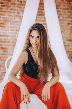 genç kadın stüdyoda poz