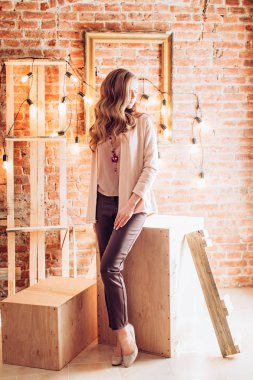 genç kadın stüdyoda poz