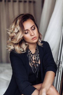  siyah elbiseli genç sarışın kadın 