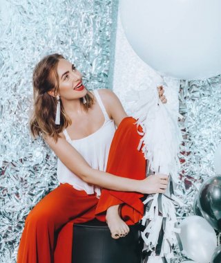 genç kadın stüdyoda poz