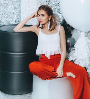 genç kadın stüdyoda poz