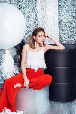 genç kadın stüdyoda poz