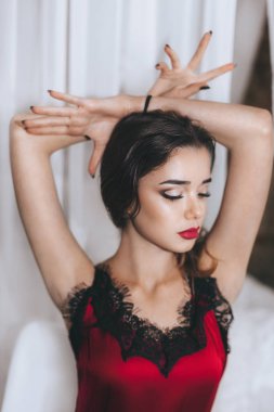 genç kadın iç çamaşırı makyaj ile