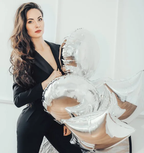 Ung kvinna i klänning med ballonger — Stockfoto