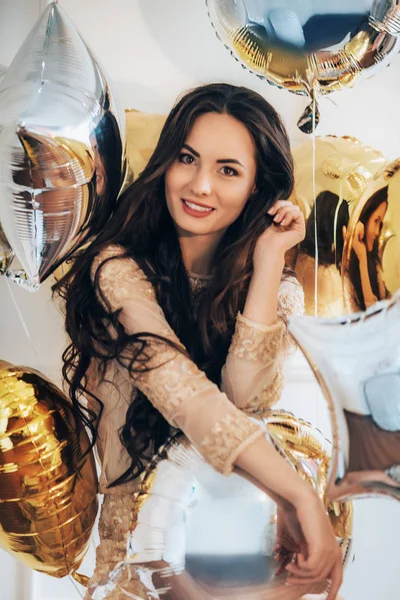 Jonge vrouw in jurk met ballonnen — Stockfoto