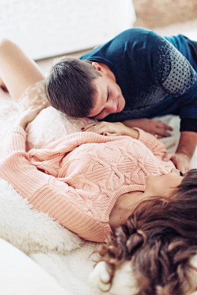 Jovem casal esperando bebê — Fotografia de Stock