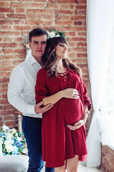 Jovem casal esperando bebê — Fotografia de Stock