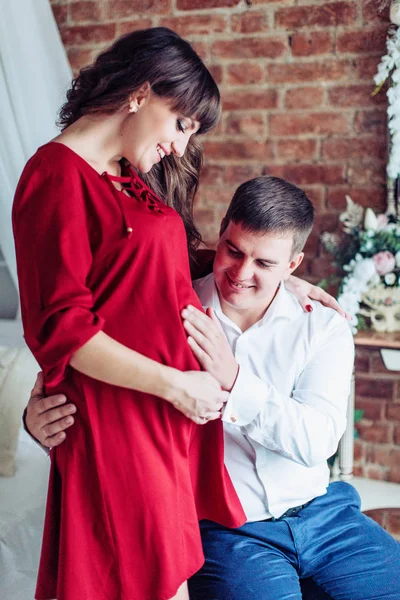 Joven pareja esperando bebé — Foto de Stock