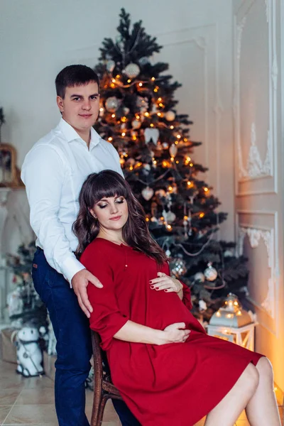 Joven pareja esperando bebé — Foto de Stock