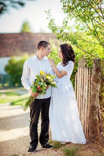 Bride and groom on their wedding day — Stock Photo, Image