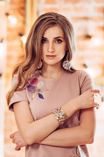 Young woman posing in studio — Stock Photo, Image