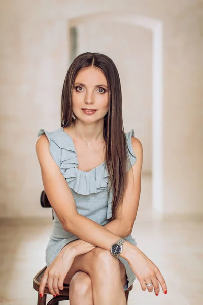 Young  woman   posing in   studio — Stock Photo, Image