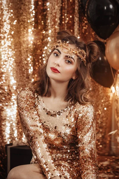 Schöne junge Frau im goldenen Kleid — Stockfoto