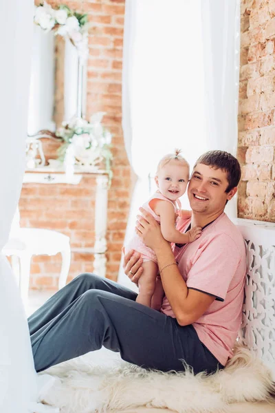 Pai feliz com filha bonito — Fotografia de Stock