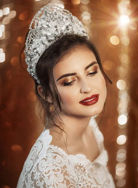 Mooie jonge vrouw in de kroon — Stockfoto