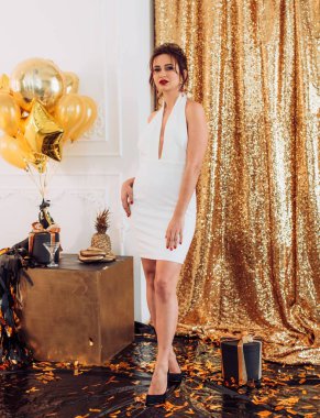 Balonlu elbiseli genç kadın