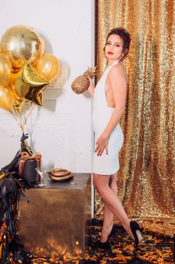 Balonlu elbiseli genç kadın