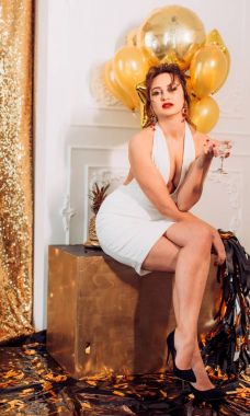 Balonlu elbiseli genç kadın