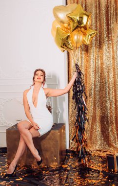 Balonlu elbiseli genç kadın