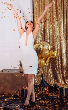 Balonlu elbiseli genç kadın