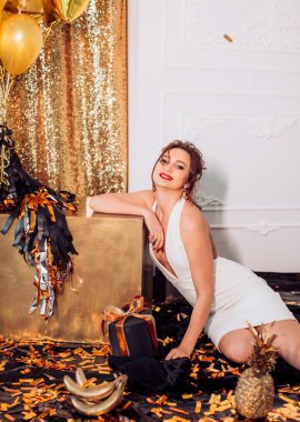 Balonlu elbiseli genç kadın