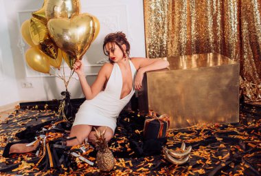 Balonlu elbiseli genç kadın