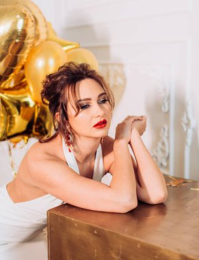 Balonlu elbiseli genç kadın