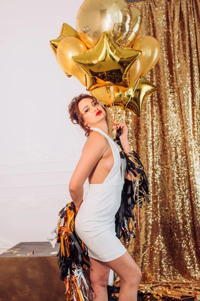 Jovem no vestido com balões — Fotografia de Stock