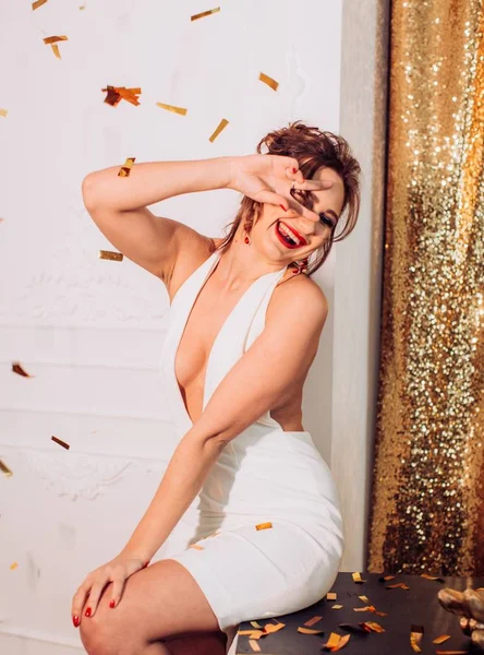 Elbiseli güzel bir kadın. 