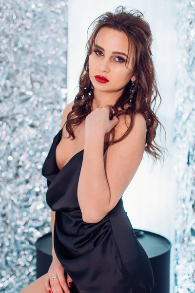 Jonge vrouw in sexy zwart jurk — Stockfoto