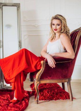 Kırmızı pantolon güzel genç kadın