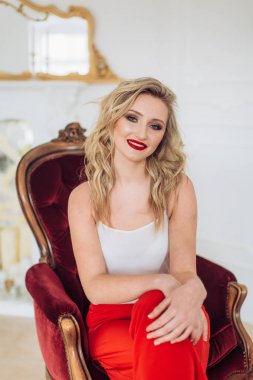 Kırmızı pantolon güzel genç kadın