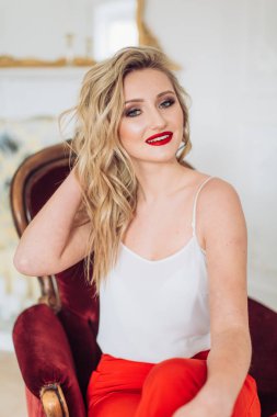 Kırmızı pantolon güzel genç kadın