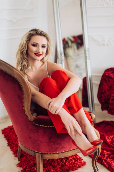 Vacker ung kvinna i röda byxor — Stockfoto