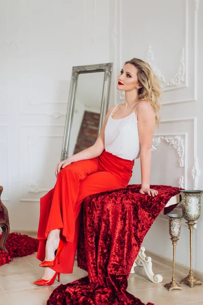 Schöne junge Frau in roten Hosen — Stockfoto
