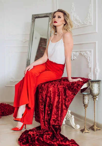 Belle jeune femme en pantalon rouge — Photo