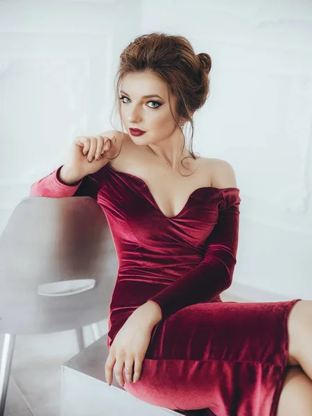 Belle jeune femme en robe de velours — Photo